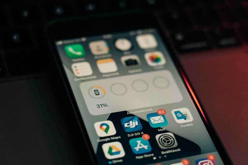 Responsive Website-Layout auf Desktop und Smartphone